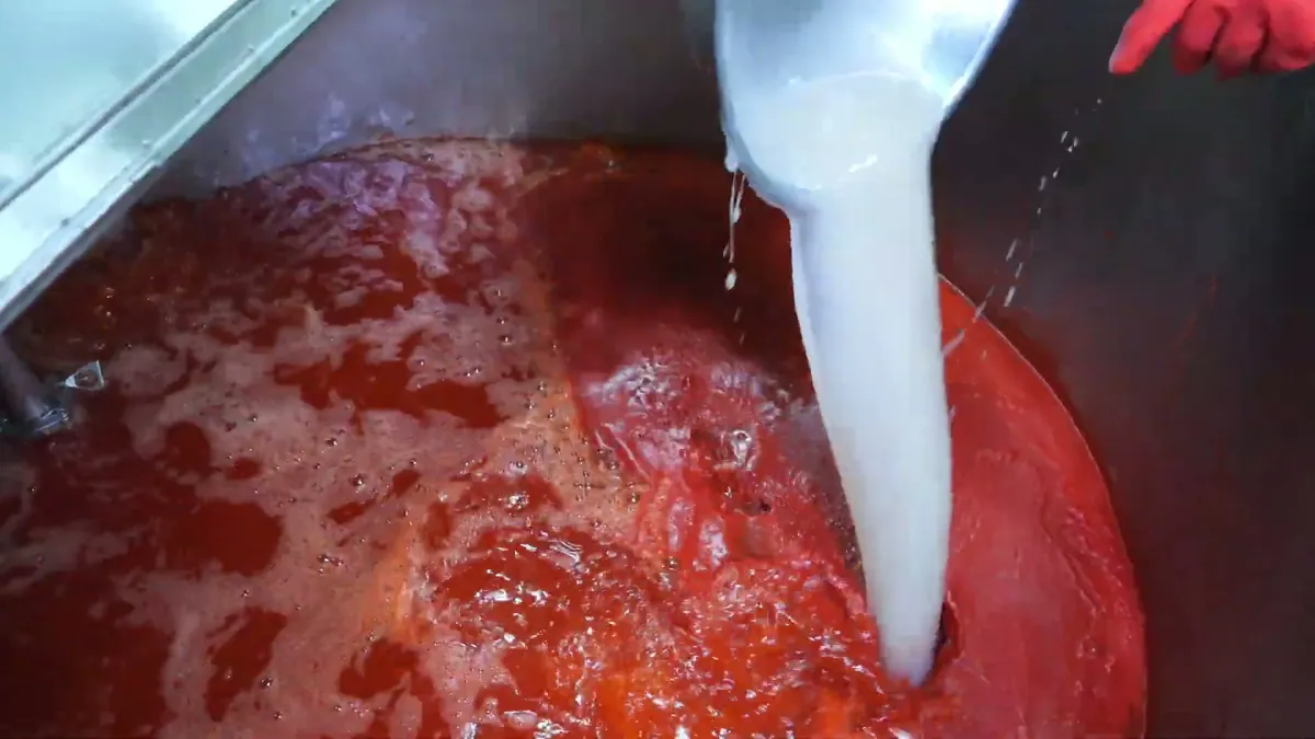 물김치 양념 국물 재료를 배합 탱크에 붓는 이정 공장의 제조 과정