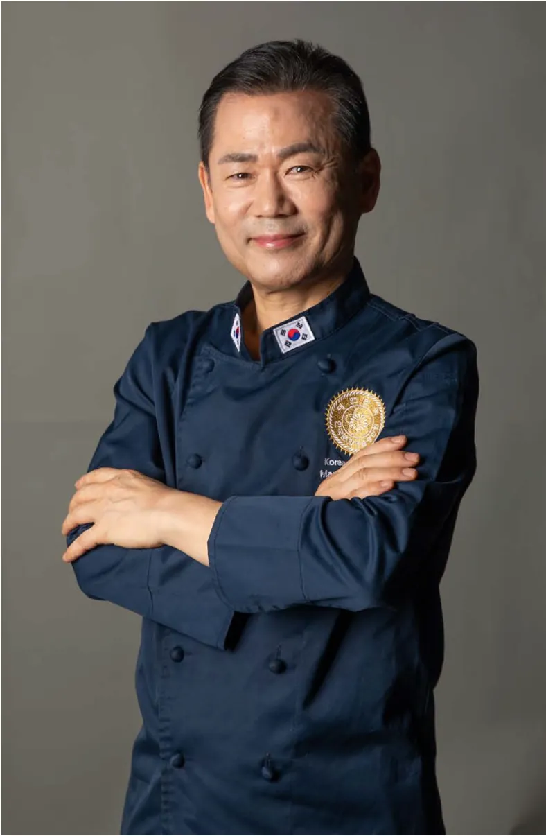 셰프복을 입고 팔짱을 낀 대한민국 제1호 동치미 명인 정주호 대표