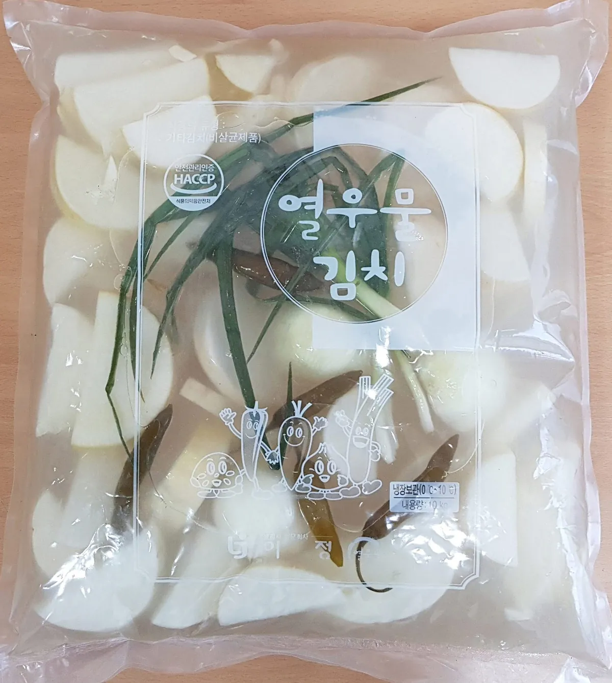 무가 가득 담긴 이정 열우물 업소용 동치미 10kg 포장 봉투